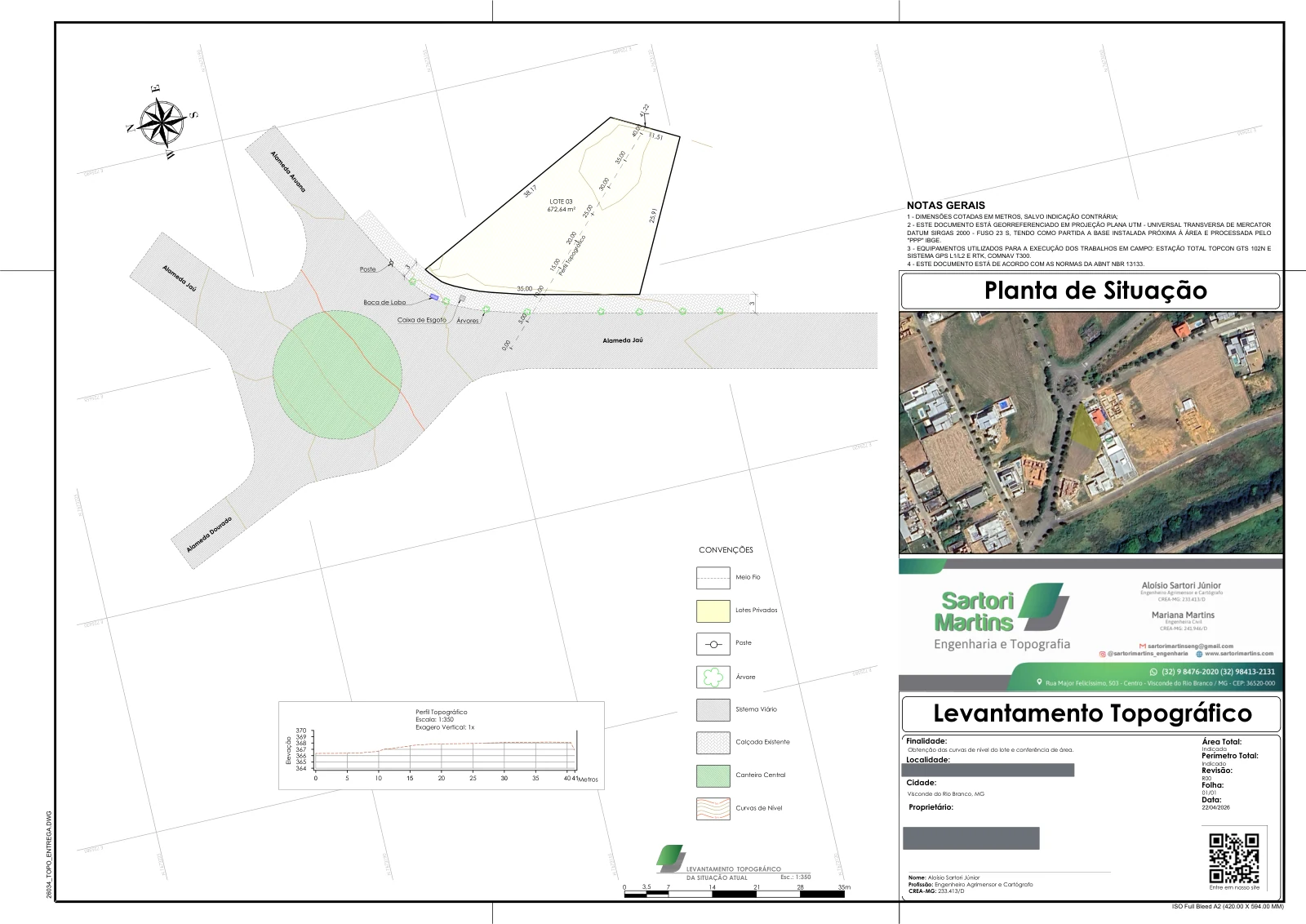 Prancha do mesmo lote entregue com o fluxo do curso: planta de situação com ortofoto, quadro de convenções ilustrado item a item, perfil topográfico em escala 1:350 com exagero vertical declarado, hachuras por tipo de superfície e carimbo preenchido com finalidade, cidade, revisão, folha e data. As tarjas cinzas são anonimização: cobrem o proprietário e o endereço no carimbo.
