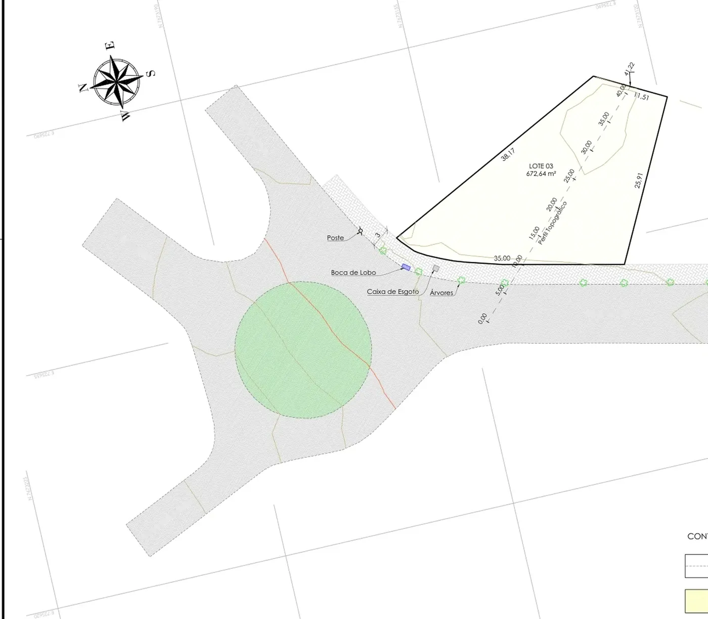 Planta topográfica real produzida pelo escritório: lote cotado de 672,64 m², curvas de nível, perfil topográfico estaqueado, sistema viário hachurado e elementos de campo identificados (poste, boca de lobo, caixa de esgoto e árvores).